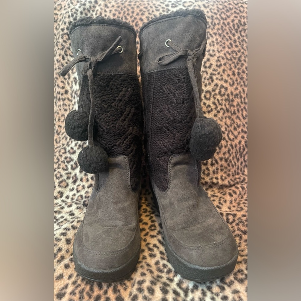 So Wear It Declare It, ‘Zingy Brown’ Suede & Sweater Pom Pom Boots 🥾 Size 8